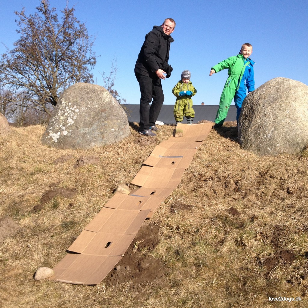 Påske-ægs-trilning. Pappet er en rampe til æggene.