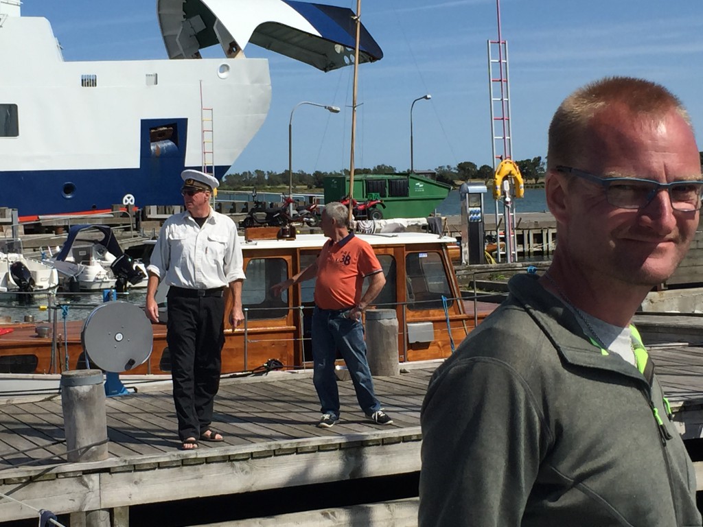 Havnefogeden på Endelave byder alle sejlere velkommen og anviser dem plads i havnen.